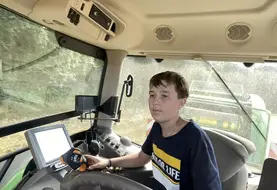 <em class="placeholder">Adolescent au volant d'un tracteur </em>