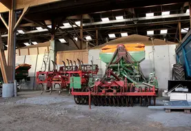 <em class="placeholder">hangar agricole. entrepôt de matériel et stockage du grain à la ferme. silos. silo. récolte de céréales. machines agricoles. équipement. Calvados.</em>