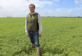 <em class="placeholder">Didier Plaire, agriculteur à L’Aiguillon-la-Presqu’île en Vendée, dans son champ de pois chiche Label rouge</em>