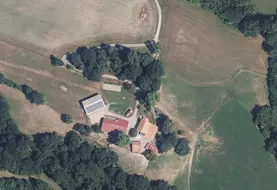 <em class="placeholder">Vue aérienne d'une ferme ayant plusieurs bâtiments agricoles non contigus</em>