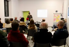 Dominique Lataste exposant les facteurs psycho-sociaux à accompagnateurs de transmission et à des acteurs politiques territoriaux lors d’une formation.