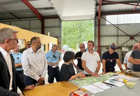Guillaume Dubourg, au côté de la préfète Sophie Brocas, des pompiers et des gendarmes, le 31 juillet sur sa ferme à Cestas.