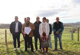 <em class="placeholder">Le député, Peio Dufau, à Arbonne (64) entouré, des responsables, Safer, syndicaux et de portage de foncier, locaux.</em>