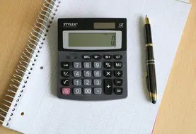 <em class="placeholder">Calculatrice et stylo posé sur un cahier</em>