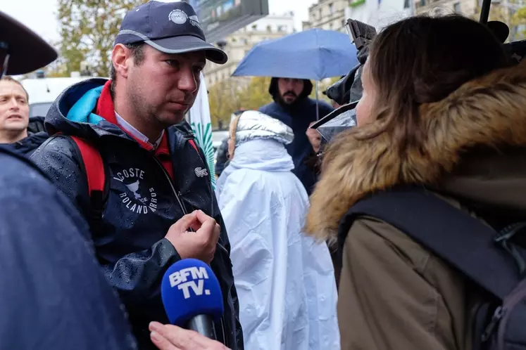 Un agriculteur interpelle une journaliste de BFM TV lors de la manifestation parisienne du 27 novembre 2017. Les médias grand publics sont accusés de dénigrer systématiquement le monde agricole. © G. Omnès