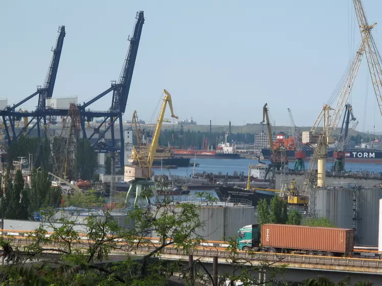 Port d'Odessa, en Ukraine. Russie et Ukraine couvrent à elles deux le tiers des exportations de blé et d'orge de la planète, ce qui fait craindre de grosses difficultés sur le marché mondial des grains.