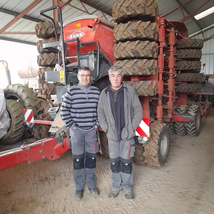 Laurent et Christophe Morin, agriculteurs à Prin-Deyrançon (Deux-Sèvres)   "Nous avons réduit de moitié la surface de maïs irrigable, à cause des restrictions d’eau préfectorales qui peuvent être imposées comme cela a été le cas en 2022."