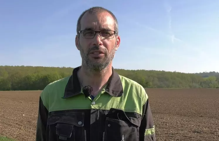 "En étant plus rapidement couverts par la végétation grâce à l’écartement de 60 centimètres, les sols se réchauffent plus vite", constate Éric Loyau, agriculteur dans la Sarthe.