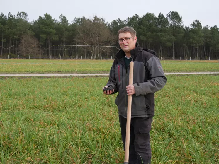 Benoît Labouille, agriculteur à Bourideys (Gironde)"J’effectue des analyses tous les ans pour deux de mes parcelles qui sont hétérogènes avec des sables blancs pauvres en matière organique et des zones plus riches."