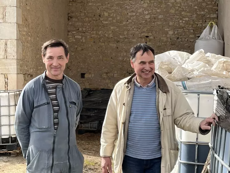 Régis et Jean-François Feignon, agriculteurs dans l'Indre, testent une nouvelle méthode pour enrichir les sols agricoles : l'incorporation de Lifofer, litière forestière fermentée.