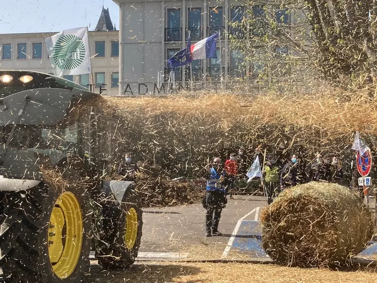 Manifestation le 2 avril à Evreux. La FNSEA Grand bassin parisien revendique la mobilisation de 5000 agriculteurs pour cette action annoncée comme un premier avertissement au gouvernement. © C. Baudart