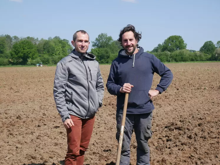 Alexandre Hatet (à gauche), conseiller à la chambre d'agriculture, accompagne Bastien Bourge, polyculteur éleveur en Sarthe, dans ses pratiques d'analyse de la vie ...