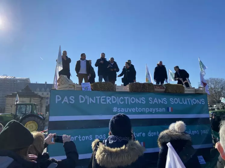 Discours des représentants de la FNSEA devant les Invalides