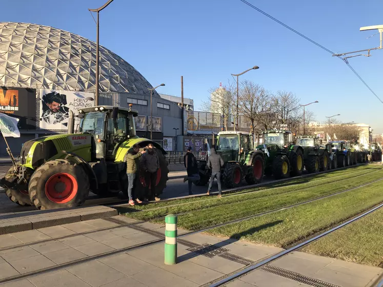Tracteurs devant le parc des exposition porte de Versailles