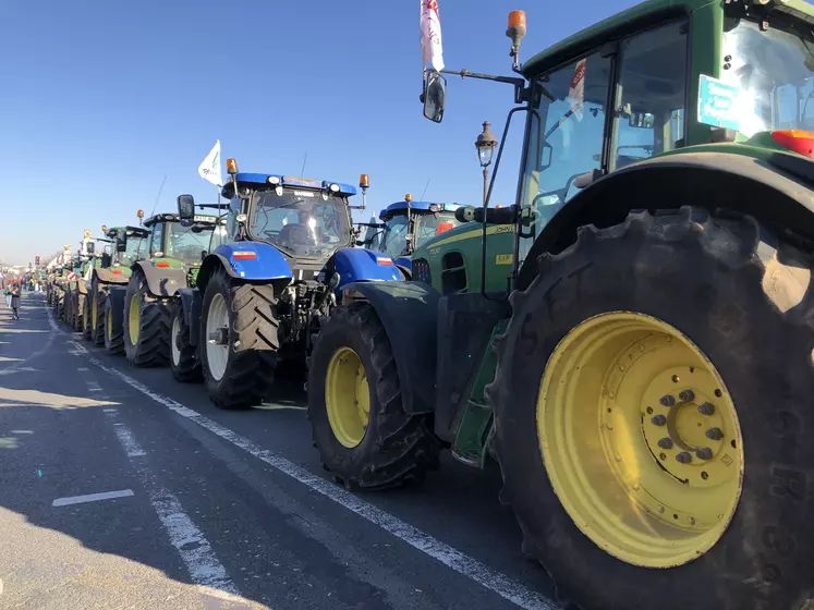 Tracteurs sur l'esplanade des Invalides