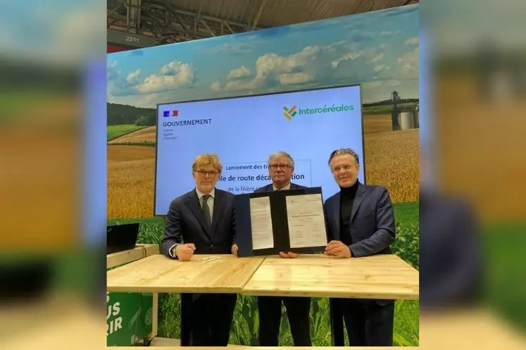 Jean-François Loiseau, président d'Intercéréales, entouré de Marc Fesneau, ministre de l'Agriculture, et Christophe Béchu, ministre de l'Écologie