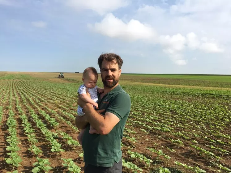 Jean-Baptiste Prévost, agriculteur dans la Marne, a eu recours au service de remplacement dans le cadre du congé paternité pour la naissance de son troisième enfant.