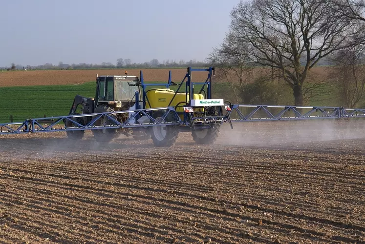 Traitement herbicide sur une parcelle agricole