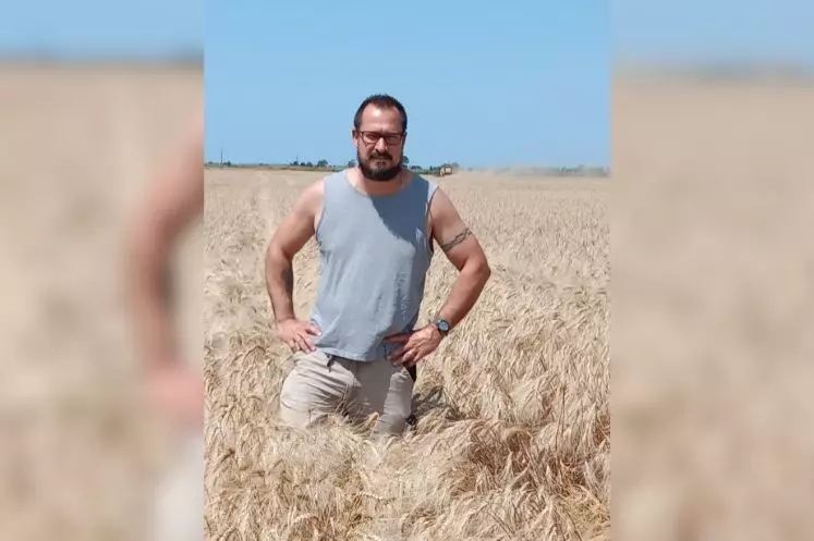 Alexandre Girard agriculteur à Grues en Vendée dans son champ de blé dur