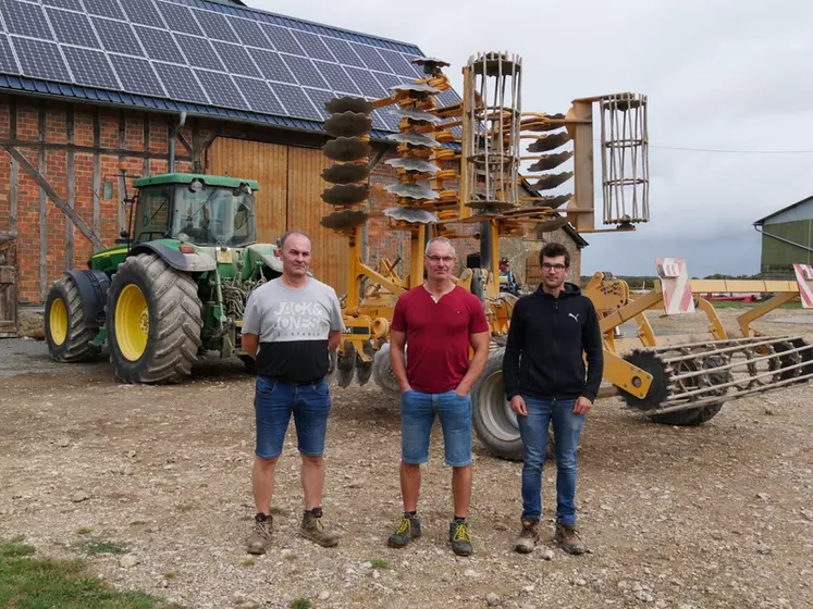 Ludovic et Alain Hamel, agriculteurs à Oizon (Cher) ; Mathieu Cloup, conseiller de l'Ucata :  « Par le passé, il y a eu des infestations de ray-grass sur certaines zones ...