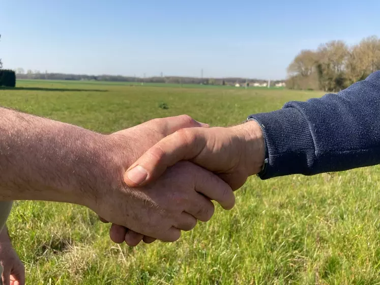 Poignée de main entre agriculteurs, en extérieur