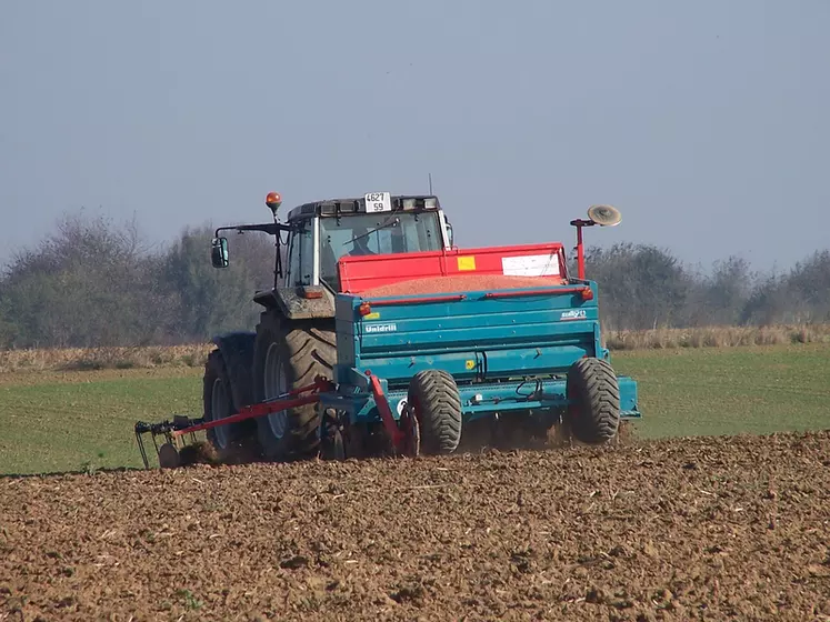 CÃ©rÃ©ales . Semis de blÃ© . Tracteur et semoir.