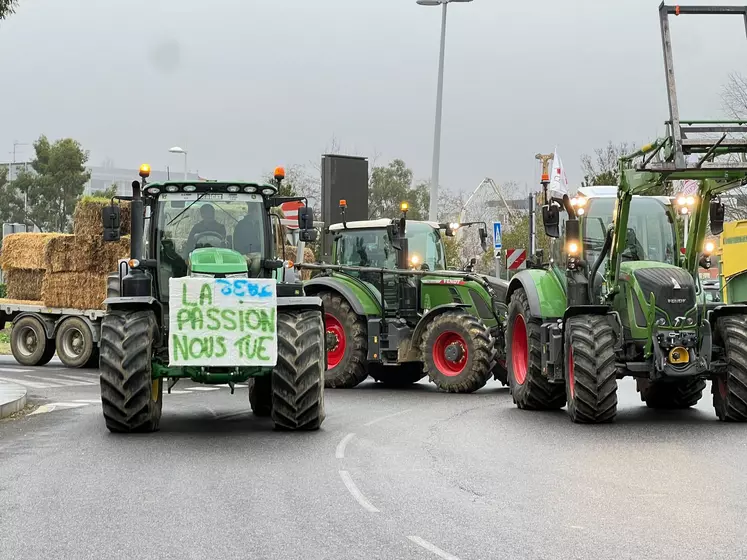 Mobilisation agricole dans le Gers avec un convoi de tracteurs en janvier 2023