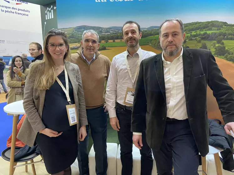 Lucile Dauger, agronome et spécialiste de la transition agricole chez Axa Climate, Arnaud Bardon Debats, directeur de la performance agronomique du groupe Bonduelle, Vincent Marchal, Vincent Marchal, responsable de la transition agricole chez Axa climate, et  Franck Prunus de Semae.