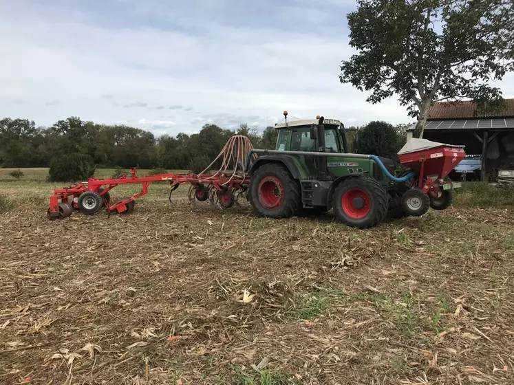 Attelage pour semis et roulage.