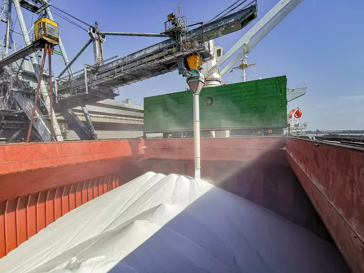 chargement d'un bateau d'urée dans un port