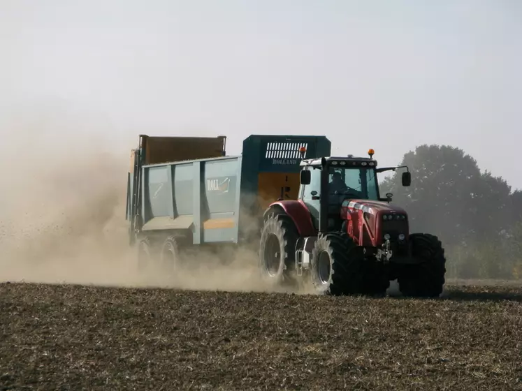 Epandage de matière organique. Epandeur à fumier et compost RollMax de Rolland (chez David Dos Reis) . Fertilisation. Fertilisant. Apport de fientes de volailles. ...