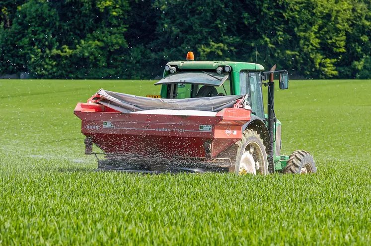 Epandage d'engrais sur champ de blé