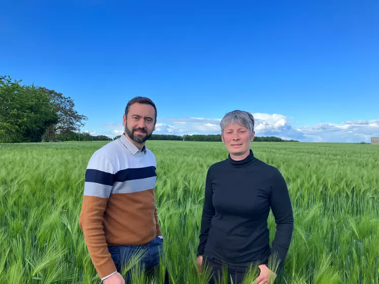 Julina Brossard et Morgan Kerjean, agriculteurs à Tourriers, en Charente