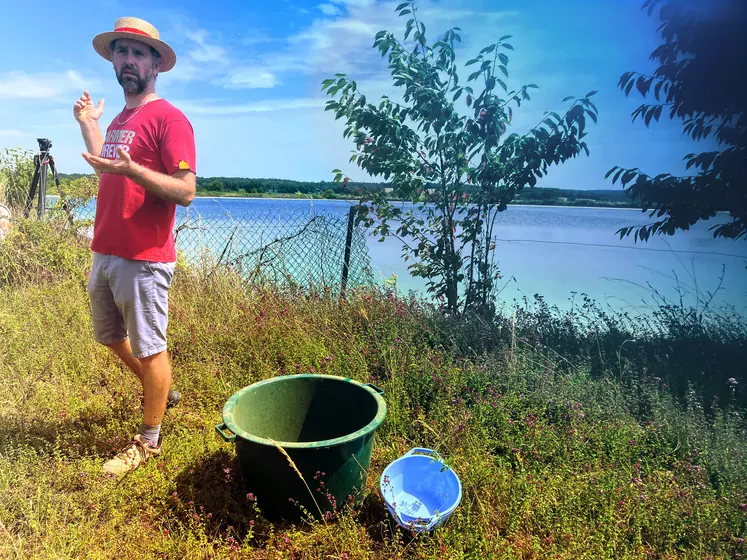 Guillaume Chamouleau, agriculteur en Charente, devant une réserve collective.