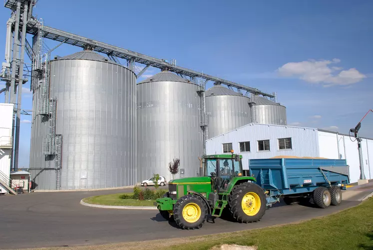 Livraison de la récolte de céréales à la coopérative Agralys. 