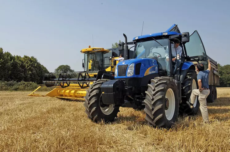 Tracteur et moissonneuse batteuse New Holland dans un champ lors de la moisson