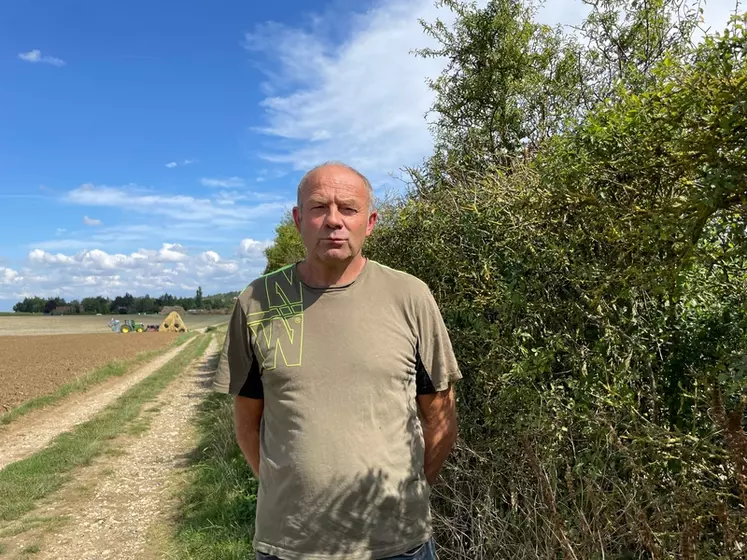 Valère Ricard, agriculteur à Saint-Fuscien (Somme)"Pour l'entretien de la clôture et pour le rang de maïs qui a été sacrifié, je touche une indemnité de la part de la ...