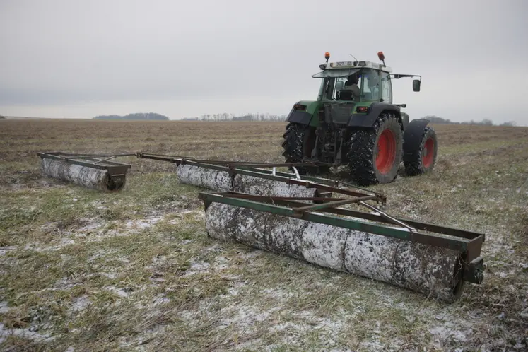<em class="placeholder">Destruction d&#039;un couvert végétal à l&#039;aide de trois rouleaux lisses. </em>