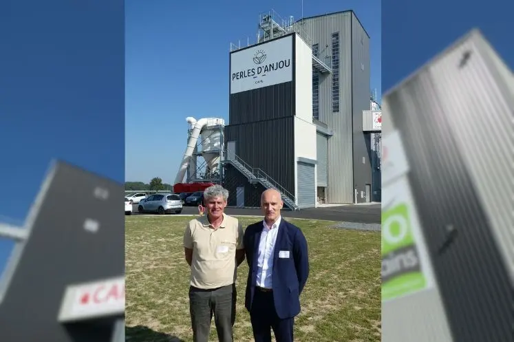 Christian Blet et Jérôme Lemasson, respectivement président et directeur de la Coopérative agricole du Pays de la Loire devant l'usine Perles d'Anjou à Jumelles dans le Maine-et-Loire 