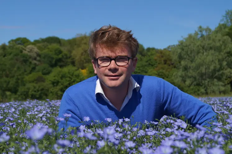 <em class="placeholder">Quentin Pointereau, producteur de grandes cultures à à Lugny-Bourbonnais, dans le Cher, dans un champ de lin en fleur</em>