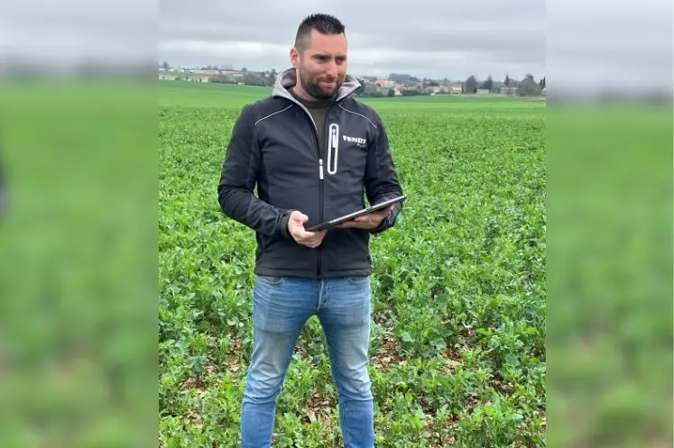 <em class="placeholder">Rémi Besnault, gérant de l&#039;ETA SARL Agro Tech Environnement dans une parcelle de colza.</em>