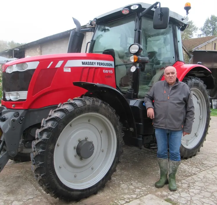 <em class="placeholder">Bernard Cochon, agriculteur, au pied de son tracteur Massey Ferguson.</em>