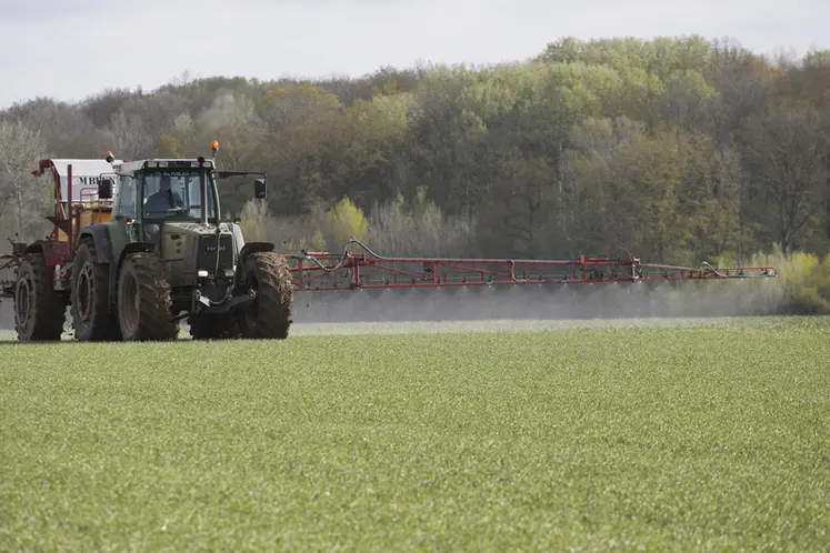 <em class="placeholder">Désherbage de blé d&#039;hiver au stade 2 noeuds avec le désherbant Atlantis.  Pulvérisateur. Rampe (27 m) et buses. Utilisation de pesticides. Application d&#039;un herbicide sur ...</em>