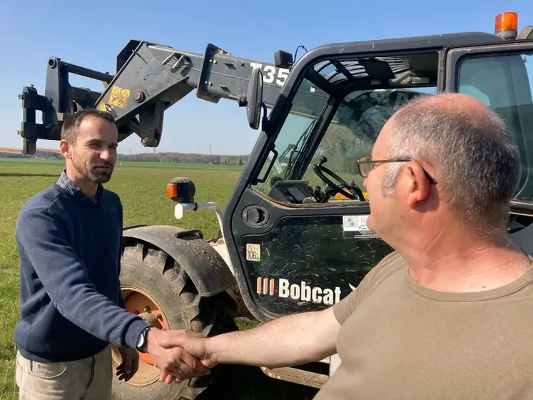 <em class="placeholder">Poignée de main entre agriculteurs, en extérieur devant un téléscopique</em>