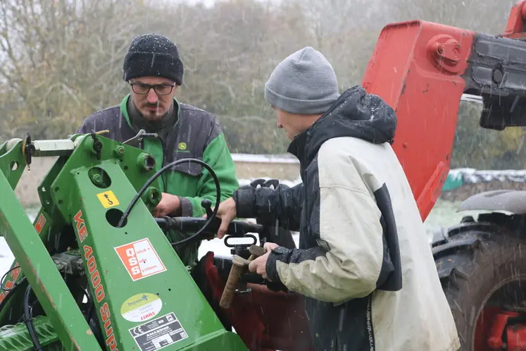 <em class="placeholder">Exploitant agricole et son salarié dans la cour de ferme sous la neige en novembre 2024</em>