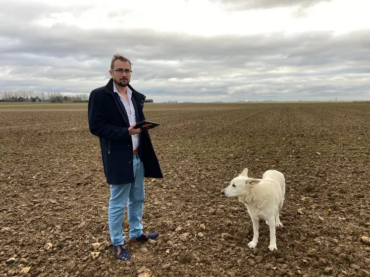 <em class="placeholder">Ghislain de La Forge, jeune agriculteur installé depuis 2020 à Marsainvilliers, dans le Loiret, devant sa parcelle de blé</em>