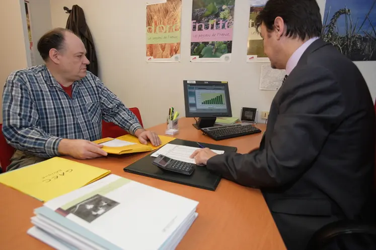 <em class="placeholder">Exploitant agricole reçu par son conseiller financier. </em>