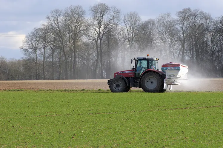 <em class="placeholder">Tracteur épandant de l&#039;azote dans une parcelle de blé.</em>