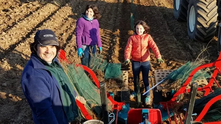 <em class="placeholder">Jean-François Langlet, agriculteur à Maretz dans le Nord, lors d&#039;un chantier de plantation de haies avec sa soeur et sa fille en 2021</em>