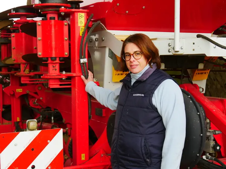 <em class="placeholder">Valérie Leguereau, agricultrice à Villemardy (41), devant un équipement agricole</em>